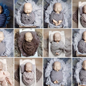 Może przedstawiać: Kolaż 12 zdjęć prezentujących różne rekwizyty do fotografii noworodków. Zdjęcia przedstawiają lalkę owiniętą w różne tkaniny i pozy, w tym otulacz, koszyk i drewniane łóżeczko.