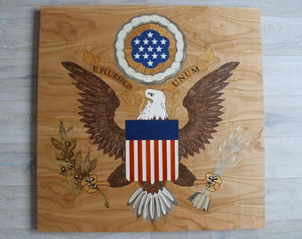 鷲　アメリカ国旗　３５．５ｃｍ　木製　鷲の木彫り　手工芸品　壁飾り 木製のアメリカの鷲、アメリカの国章、鷲の描かれたアメリカの国旗