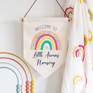 Cadeau personnalisé pour chambre d'enfant, style lin arc-en-ciel suspendu, fanion de drapeau suspendu - cadeau de remerciement pour enseignante, enseignante ou enfant d'âge préscolaire