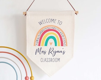 Drapeau personnalisé en lin pour la classe au nom de l&#39;enseignant | Bannière arc-en-ciel Bienvenue dans la classe de M. ou Mme Teacher | Fanion de classe en tissu