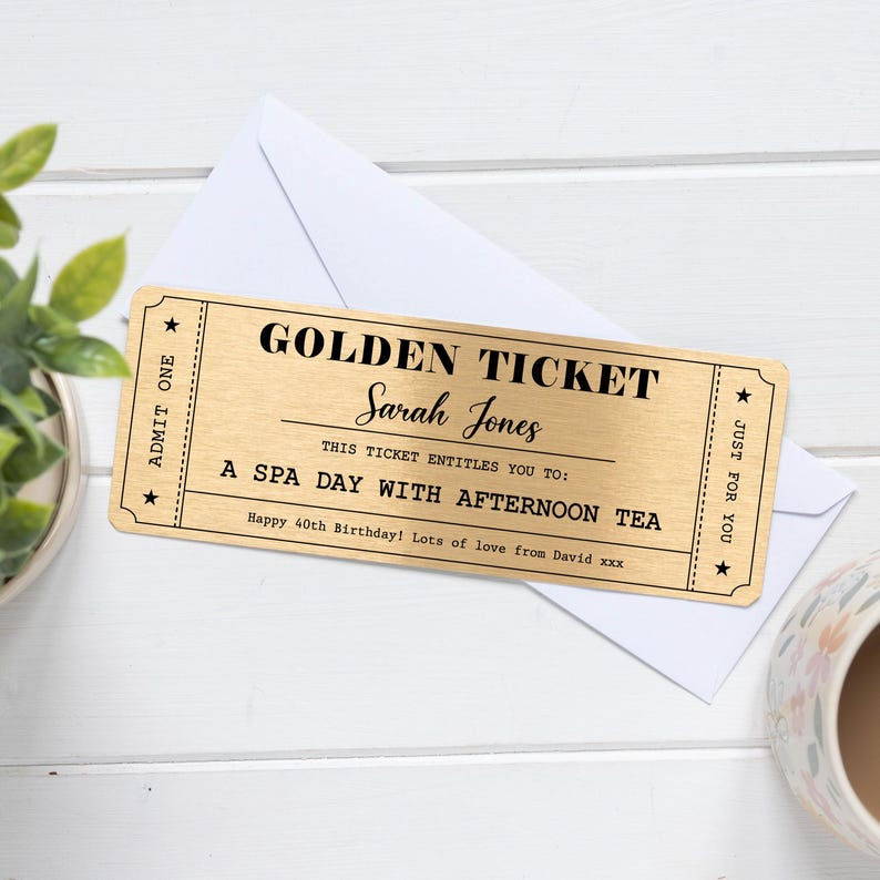 Puede incluir: Un boleto dorado con texto negro que dice "GOLDEN TICKET" y "Sarah Jones". El boleto es para "A SPA DAY WITH AFTERNOON TEA". Tambi&eacute;n est&aacute; presente el texto "Happy 40th Birthday! Lots of love from David xxx".