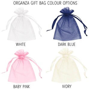 Pu&ograve; includere: Sacchetti regalo in organza in quattro colori: bianco, blu scuro, rosa baby e avorio. Ogni sacchetto &egrave; legato con un nastro abbinato. Il testo "ORGANZA GIFT BAG COLOUR OPTIONS" &egrave; in alto.