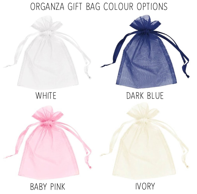 Pu&ograve; includere: Sacchetti regalo in organza in quattro colori: bianco, blu scuro, rosa baby e avorio. Ogni sacchetto &egrave; legato con un nastro abbinato. Il testo "ORGANZA GIFT BAG COLOUR OPTIONS" &egrave; in alto.