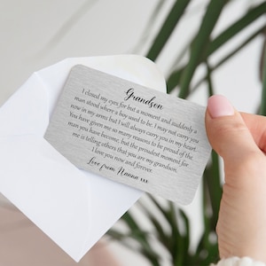 Carte portefeuille en métal personnalisée Fier de son petit-fils spécial | Cadeau de mariage pour petit-fils | Cadeau d'anniversaire, de remise des diplômes | Noël