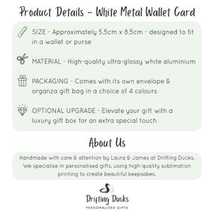 Pu&ograve; includere: Dettagli del prodotto per una carta portafoglio in metallo bianco. La carta misura circa 5,5 cm x 8,5 cm, progettata per entrare in un portafoglio. Realizzata in alluminio bianco ultra lucido di alta qualit&agrave;. Viene fornita con busta e sacchetto regalo in organza in 4 colori. Upgrade con confezione regalo di lusso.