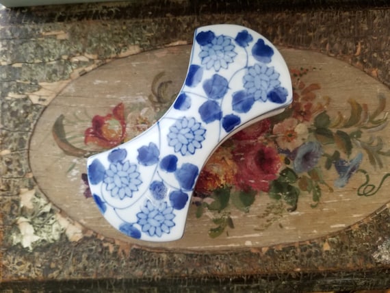 Blue and White Asian Bowtie-Shaped Trinket Dish Chinoiserie Chic Chinese Ceramic Coastal