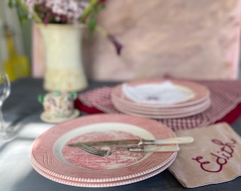 Set di sei (6) piatti Currier e Ives Royal Ironstone da 10 pollici rosa e bianchi