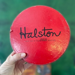 Caja para sombreros Halston de cartón rojo vintage
