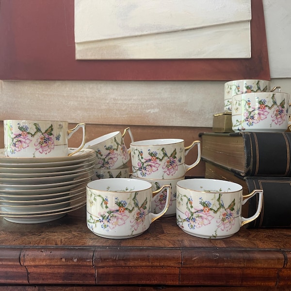 Juego de ocho (8) tazas de té y platillos vintage checoslovacos Epiag con motivos florales amarillos y rosas para una fiesta en el jardín.