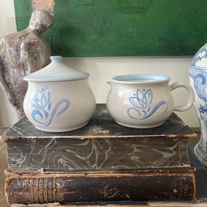 Vintage blau und weiß Denby Pride Steinzeug Milchkännchen und Zuckerdose