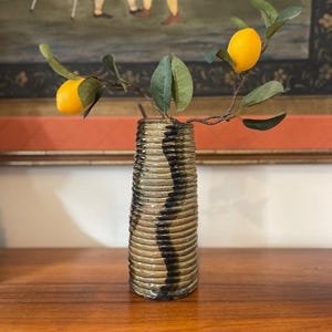 Jarrón de cerámica abstracto en espiral de 10"