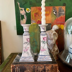 Par de candelabros de cerámica estilo chinoiserie vintage de los años 80