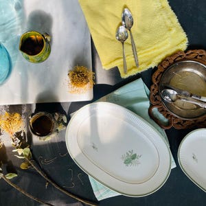 Par de platos ovalados daneses para servir de Thorkild Olsen, porcelana Royal Copenhagen en verde Melodi