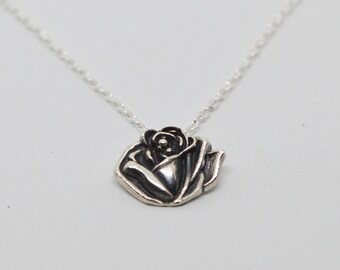 Pendant in the shape of a flower, made of Sterling silver.