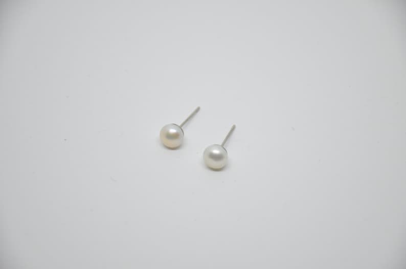 Stainless steel earrings with white freshwater beads image 2