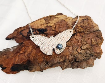 Butterfly-shaped pendant, in Sterling silver, and its freshwater pearl