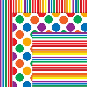 Pu&ograve; includere: Una collezione di carte decorate colorate. I disegni includono strisce verticali, pois e strisce orizzontali in un arcobaleno di colori. Le carte sono disposte in una composizione a strati, mostrando la variet&agrave; dei motivi.