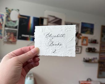 Tarjetas de mesa con bordes irregulares y relieve para bodas y eventos, tarjetas de acompañamiento impresas para bodas.