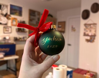 Adorno caligráfico con nombre, ideal para regalar; adorno para anunciar el nacimiento del bebé, regalo para padres; adornos modernos 2025.