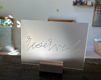 Letrero de mesa reservada de acrílico mate esmerilado para boda, letrero de boda de plexiglás acrílico de 5 x 7, letrero de boda de caligrafía, letrero de boda pintado a mano