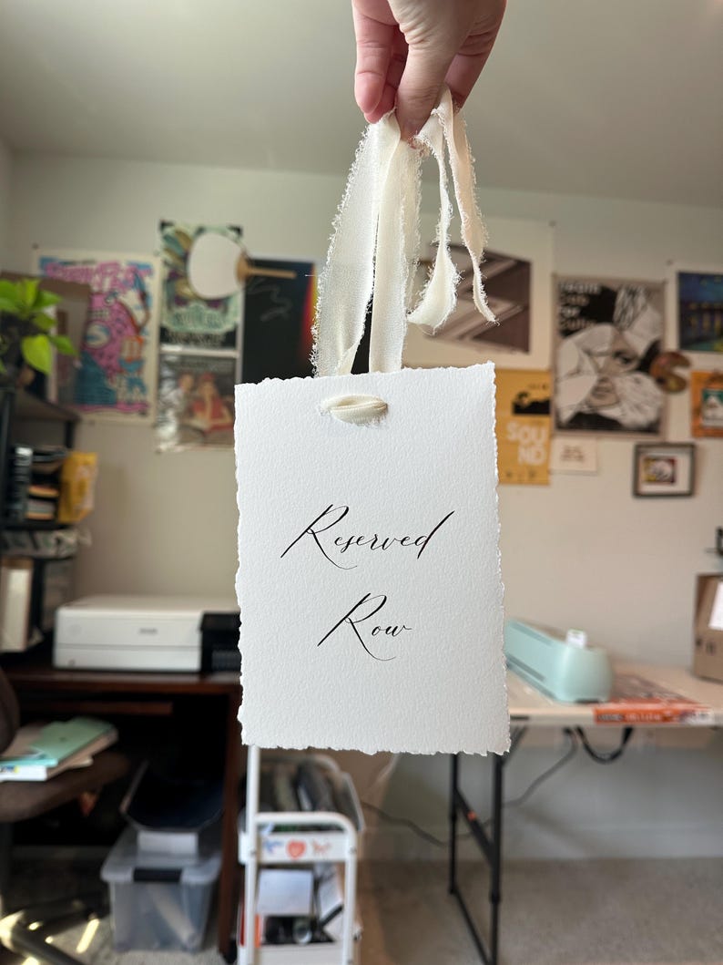 Puede incluir: Un letrero de madera r&uacute;stica con el texto "Welcome to our home" en letras blancas. El letrero presenta un acabado envejecido y un dise&ntilde;o sencillo y acogedor.