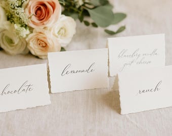 Tarjetas de descripción de artículos plegables para bodas y eventos en papel texturizado.