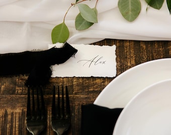 Tarjetas de lugar con bordes irregulares o tarjetas de acompañante para bodas y eventos con cinta, números de mesa para tarjetas de acompañante con caligrafía de boda