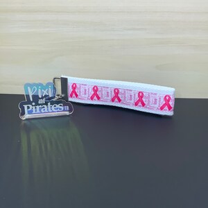 Llavero de pulsera con lazo contra el cáncer