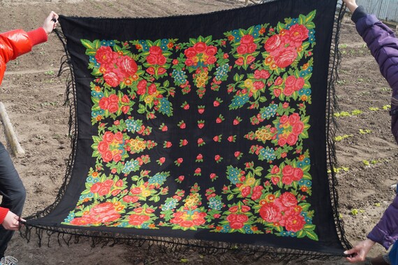 a woolen handkerchief.large woolen shawl of the US