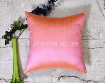 Op de afbeelding: Een roze en oranje ombre kussen met een zijdeachtige textuur. Het kussen is vierkant en heeft een subtiele glans. De tekst "Hathkargahastore" is zichtbaar in het midden van het kussen.