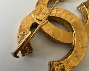 CHANEL ピンバッジ ブローチ ヴィンテージ CHANEL Vintage Crystal Logo Brooch - Etsy