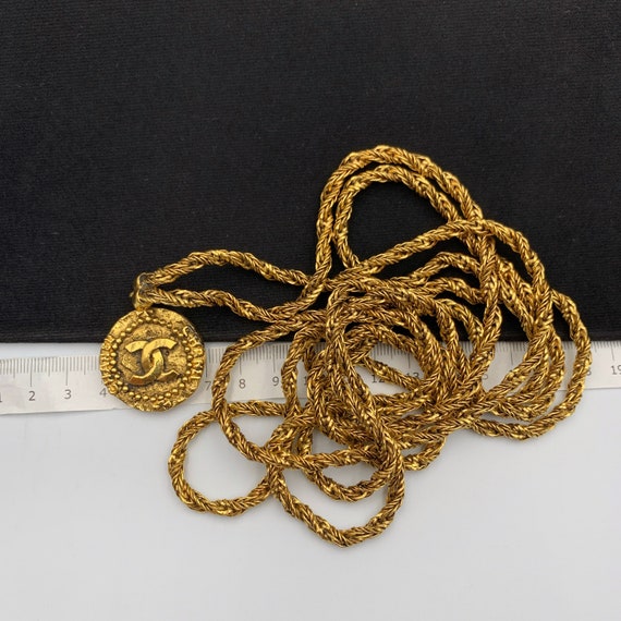 CHANEL 新作 ネックレス ビジュ付きコイン CCロゴ LONG Necklace Chanel Vintage CC Logo Embossed Circular Pendant Long
