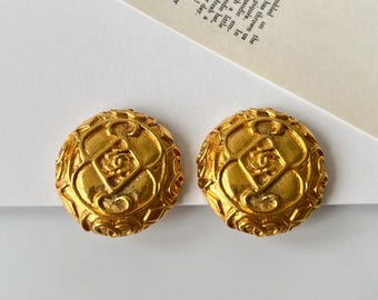Clipe de logotipo banhado a ouro CHANEL moeda vintage em brincos