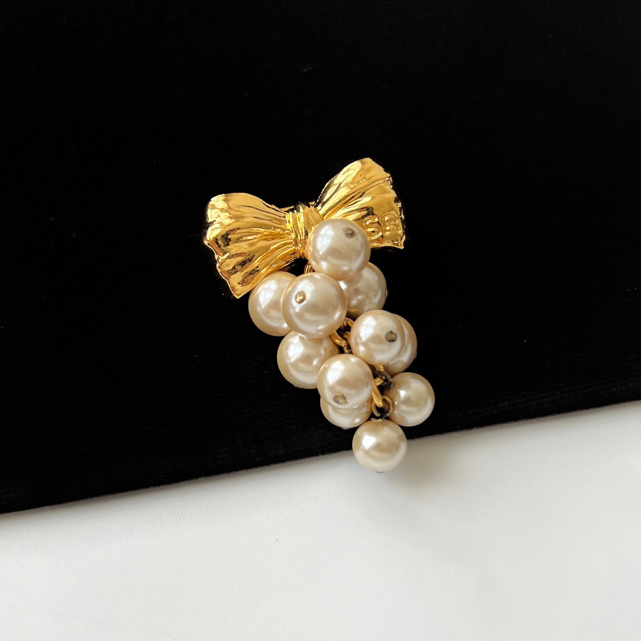 ヴィンテージ SONIA RYKIEL ブローチ SONIA RYKIEL Vintage Bow With Faux Pearl Brooch - Etsy