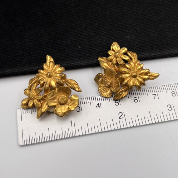 ヴィンテージクリスチャン ラクロワ フラワー花イヤリング ゴールド