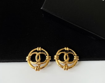 CHANEL Vintage 1994 com logotipo banhado a ouro e formato redondo em brincos