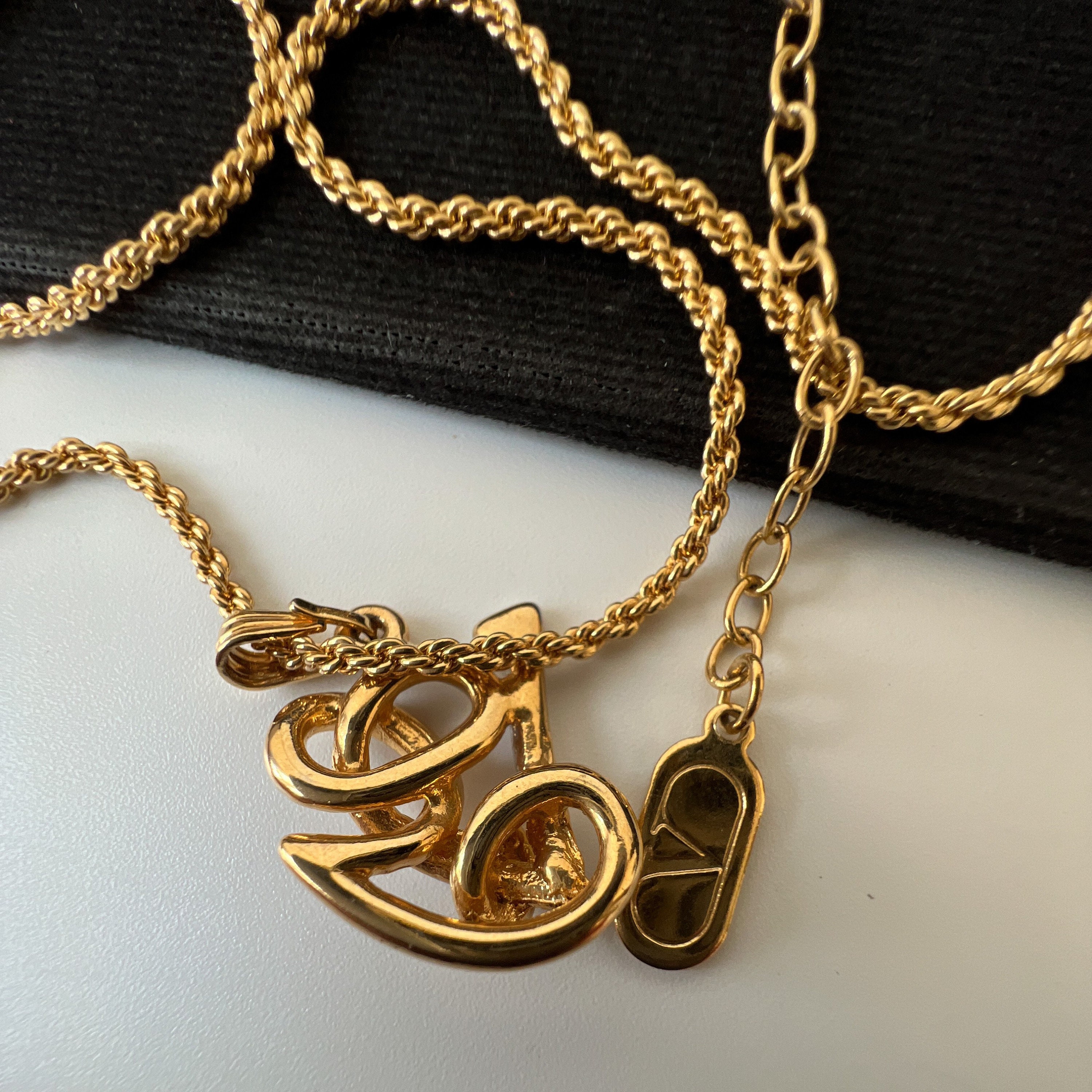 '70〜80年代　VALENTINO GARAVANI ヴィンテージ ネックレス VALENTINO GARAVANI Vintage VG Pendant Necklace - Etsy