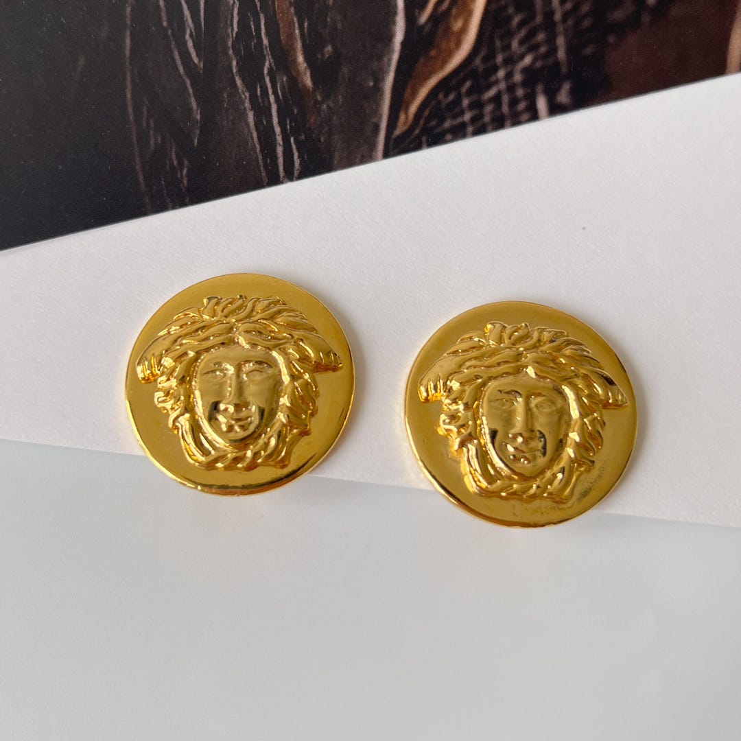 VERSACE ゴールド ロゴピアス 玲凪 il_1080xN.6151981954_tejd.jpg