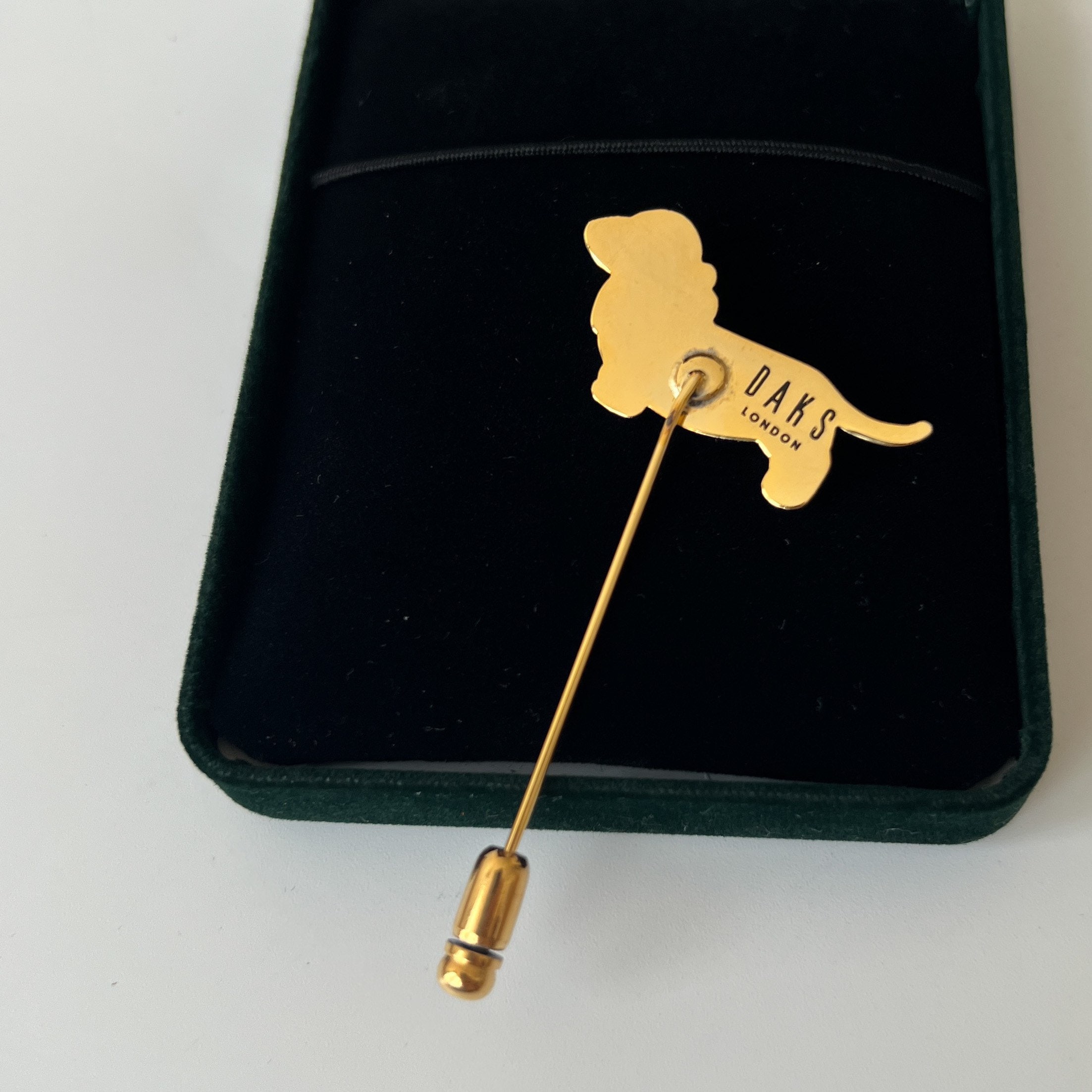 DAKSの置物 DAKS Vintage Dog With Enamel Pin - Etsy