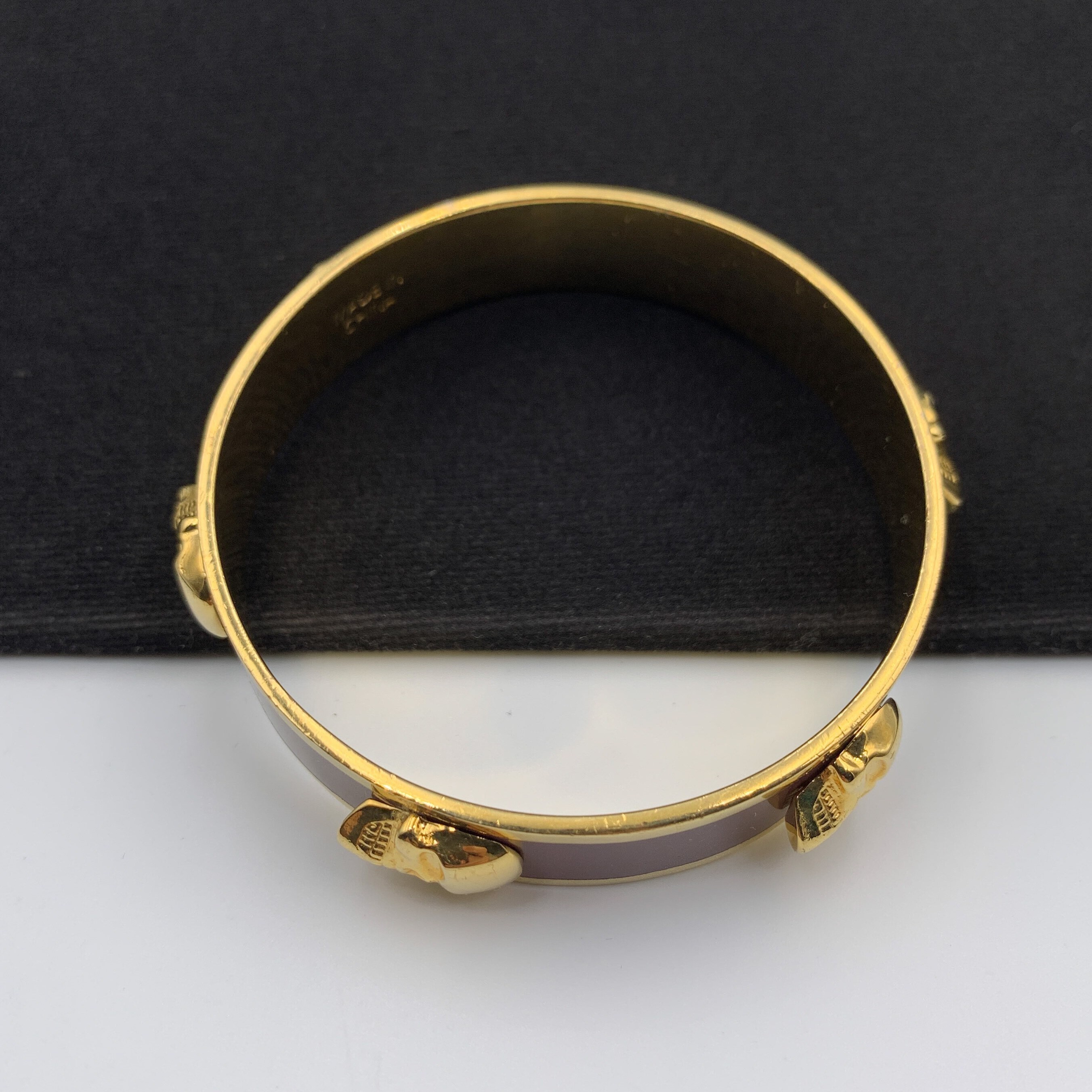 アクセサリー alexander mcqueen bangle accessory Alexander McQueen 3D Skull Green Gold Tone Bangle Bracelet