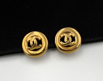 Clipe de moeda com logotipo vintage banhado a ouro CHANEL em brincos