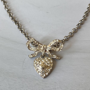 Collar vintage de Vivienne Westwood con lazo y corazón bañados en plata y colgante de cristal