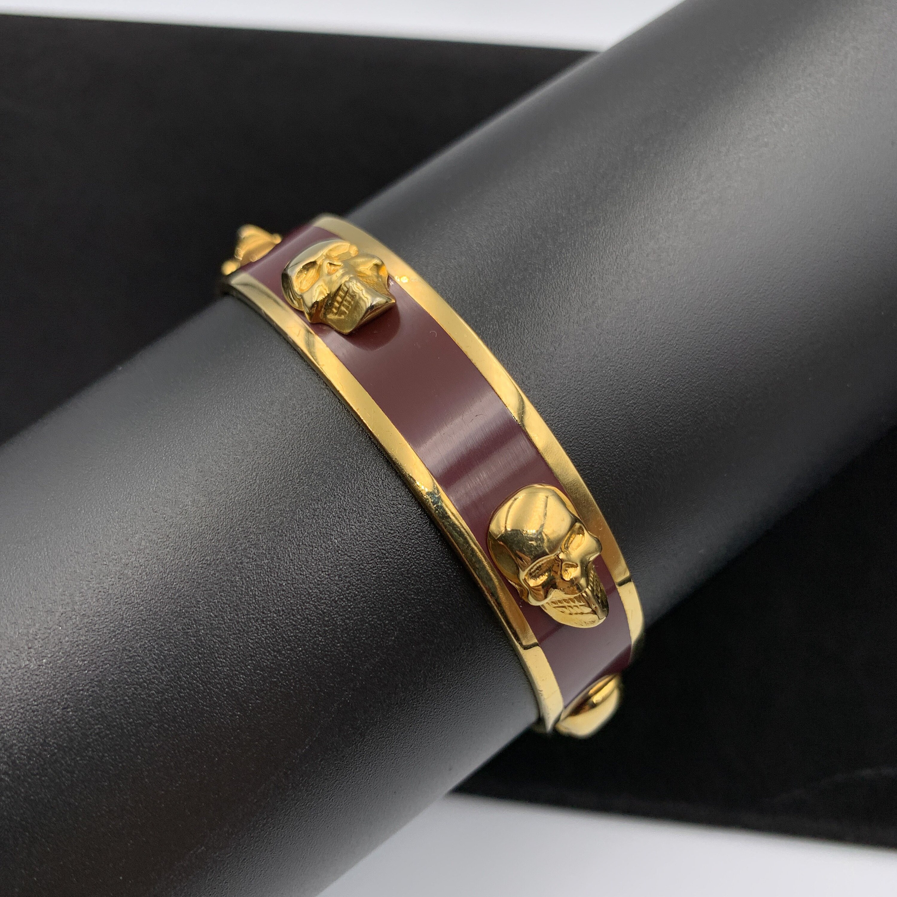 【送料&関税込】Alexander McQueen Multiskull Bangle Bracelet Alexander McQueen MultiSkull Bangle SS21 Engraved mens MINT