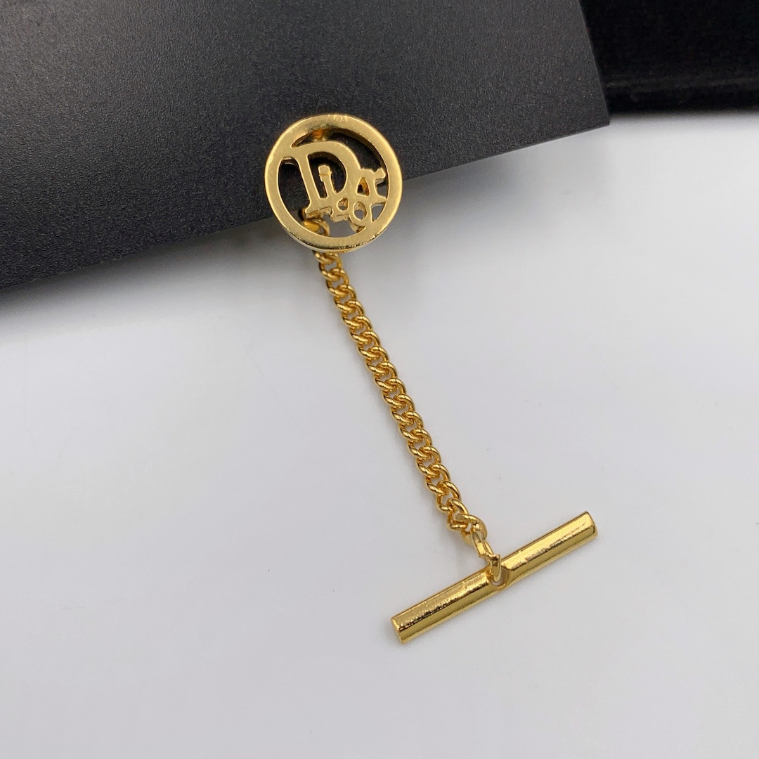 クリスチャンディオール ゴールドピンバッジ、エンブレムロゴ クリスチャンディオール ゴールドピンバッジ、エンブレムロゴ
