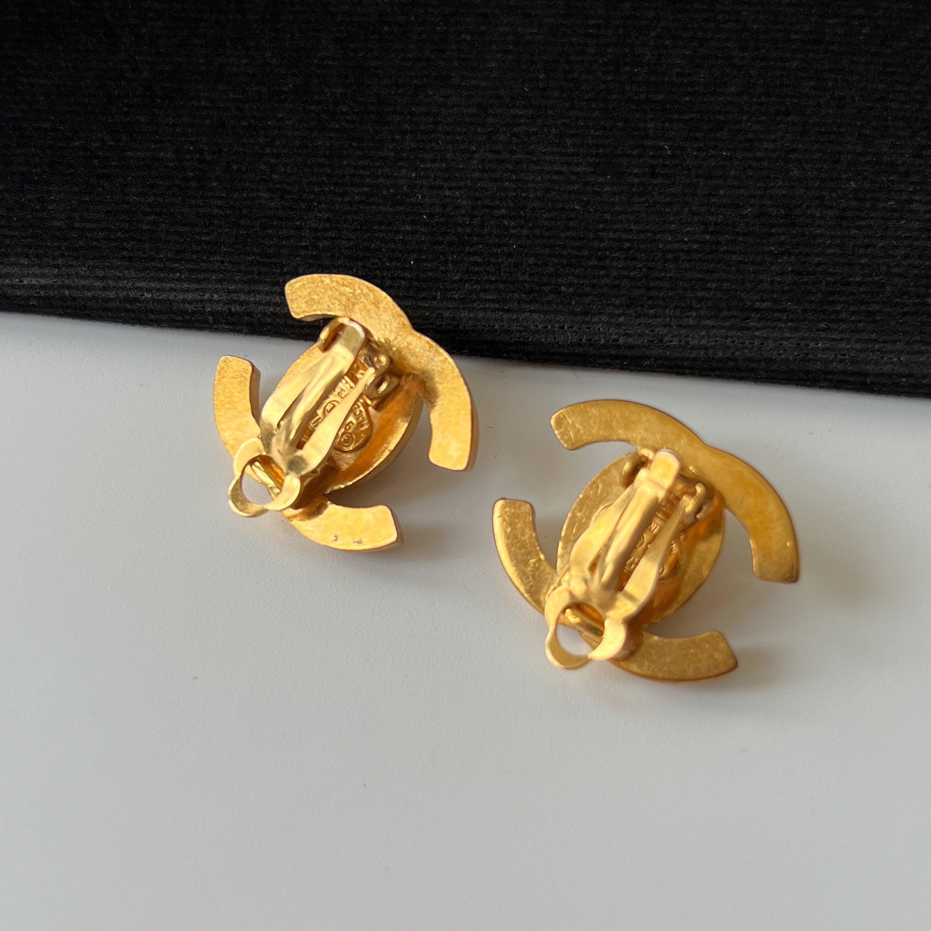 CHANEL Vintage Gold Plated Logo Turn Locked Shape Clip on  display picture 2