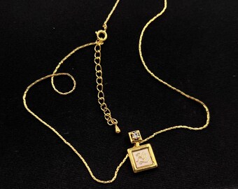 稀少　カールラガーフェルド　 ネックレス　ヴィンテージ　美品 カールラガーフェルド ゴールドカラー ロゴ ネックレス - メルカリ