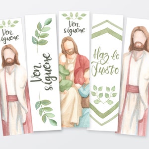 Könnte beinhalten: Fünf Aquarell-Lesezeichen mit religiösen Motiven. Jedes Lesezeichen zeigt eine Figur mit Bart, in weißem Gewand und rotem Schärpe. Die Sätze "Ven, Sigueme" und "Haz lo Justo" sind in Schreibschrift geschrieben. Grüne Blätter sind ebenfalls vorhanden.