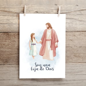 Puede incluir: Una ilustraci&oacute;n de acuarela de una ni&ntilde;a de la mano de Jes&uacute;s. La ni&ntilde;a lleva un vestido azul claro y un lazo morado. Jes&uacute;s lleva una t&uacute;nica roja. El texto "Soy una hija de Dios" est&aacute; escrito debajo de la imagen.