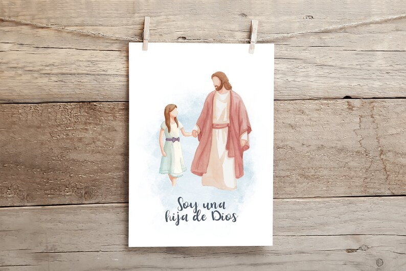 Puede incluir: Una ilustraci&oacute;n de acuarela de una ni&ntilde;a de la mano de Jes&uacute;s. La ni&ntilde;a lleva un vestido azul claro y un lazo morado. Jes&uacute;s lleva una t&uacute;nica roja. El texto "Soy una hija de Dios" est&aacute; escrito debajo de la imagen.