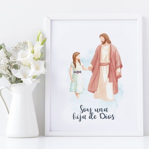 Puede incluir: Una pintura de acuarela de Jes&uacute;s caminando con una ni&ntilde;a. La ni&ntilde;a lleva un vestido azul claro y una cinta morada en el pelo. Jes&uacute;s lleva una t&uacute;nica roja. El texto "Soy una hija de Dios" est&aacute; escrito debajo de ellos.